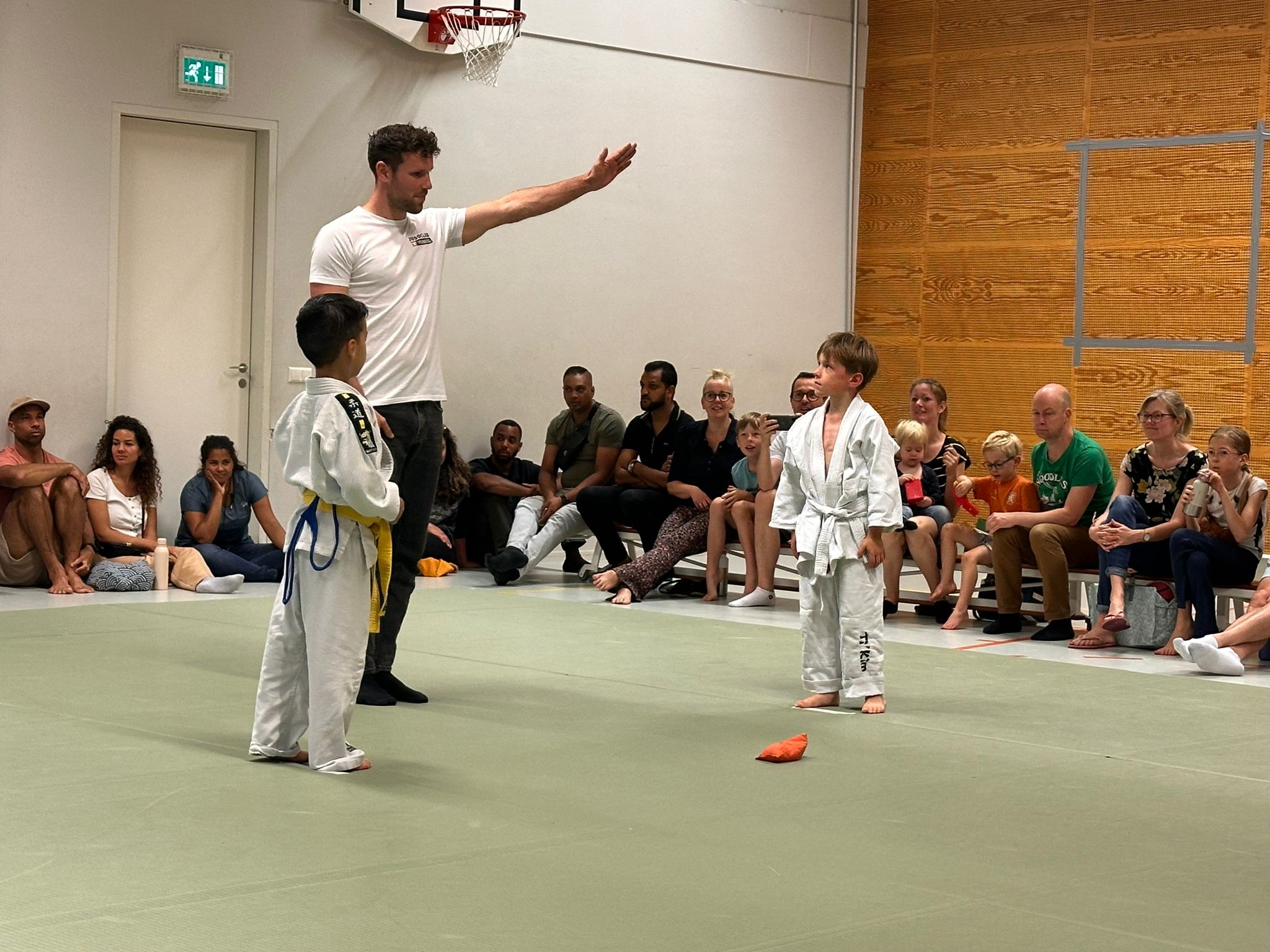 Judoka's buigen voor elkaar
